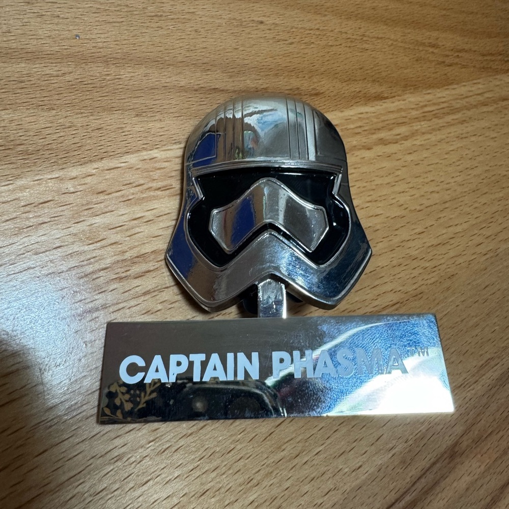 NWOT Disney Star Wars Helmet Series Pin Captain Phasma LE 4000